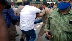 लखनऊ विधानसभा के सामने युवक ने की आत्मदाह की कोशिश,अफसरों पर 1 करोड़ रुपये गबन करने का आरोप