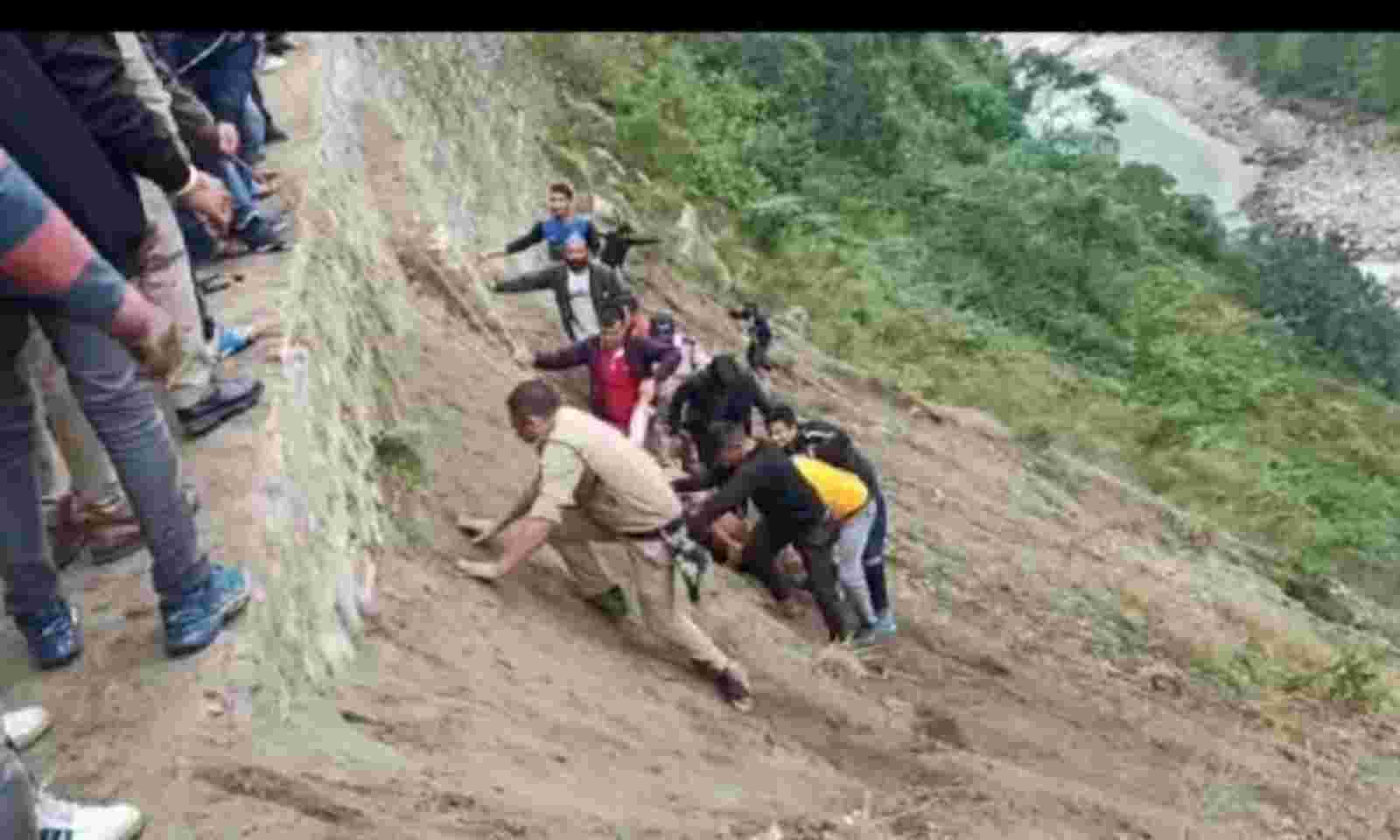 किच्छा में दो वाहनों की भिड़ंत,बदरीनाथ हाईवे पर कार खाई में गिरी