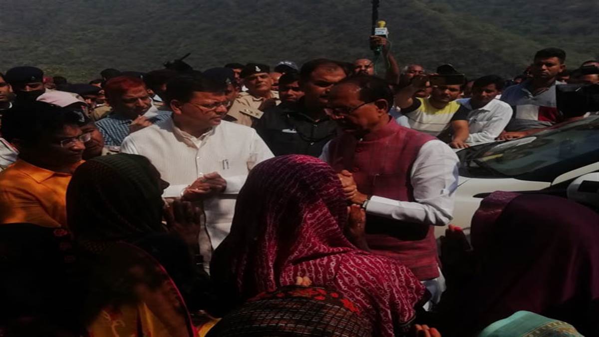 बस हादसे की घटनास्थल पर पहुंचे सीएम धामी और सीएम शिवराज सिंह,मृतकों को किया जाएगा एयरलिफ्ट 