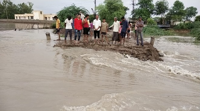 Breaking : तेज बहाव में बहा ग्रामीण, SDRF रवाना 