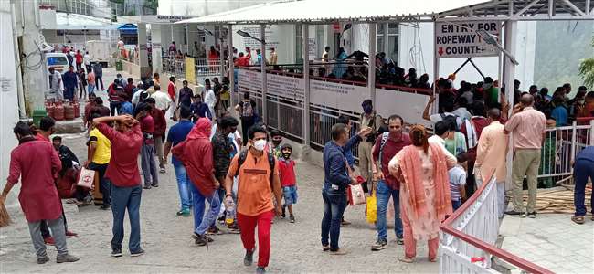 वैष्णो देवी यात्रा हुई प्रभावित,ख़राब मौसम से सभी हुए परेशान 