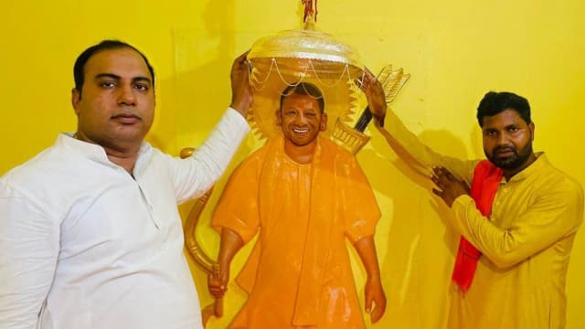 सीएम योगी पर चढ़ा चांदी का छत्र,हुई पूजा अर्चना 