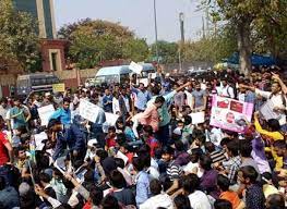 UKSSSC पेपर लीक: युवाओं ने की CBI जांच की मांग,सड़कों पर जमकर प्रदर्शन 