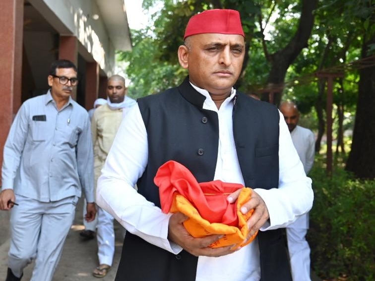आज प्रयागराज में होंगी मुलायम की अस्थियां विसर्जित,पहुंचे अखिलेश