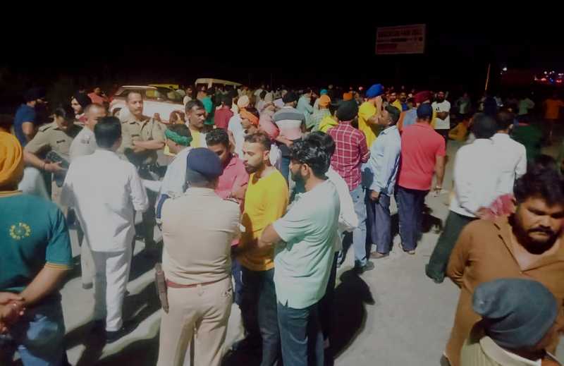 काशीपुर : ग्रामीणों और पुलिस की झड़प में एक महिला की मौत