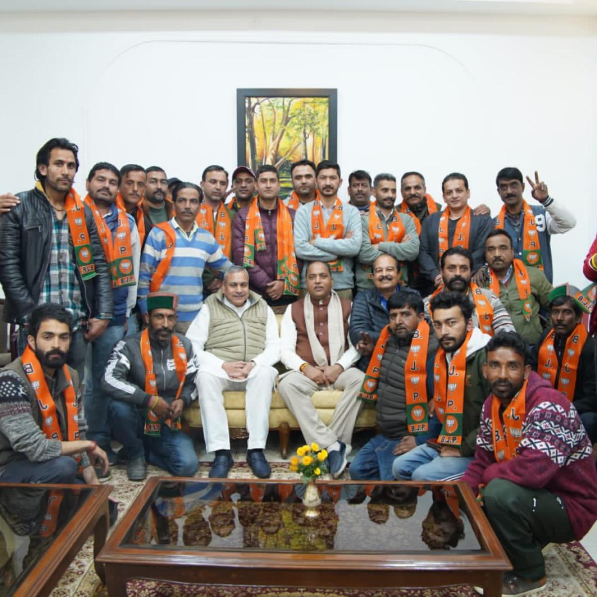 चुनाव से पहले कांग्रेस को बड़ा झटका,26 नेताओं ने थामा भाजपा का दामन