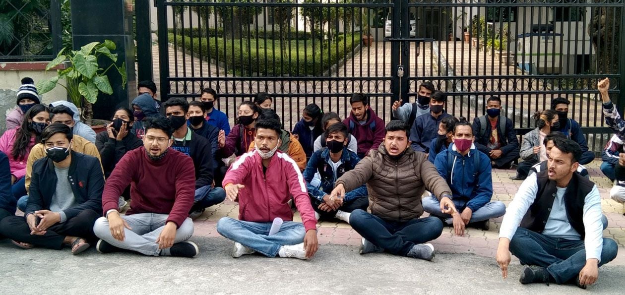 बिड़ला परिसर में प्रदर्शन,किस मांग को लेकर सड़कों  पर उतरे छात्र ?