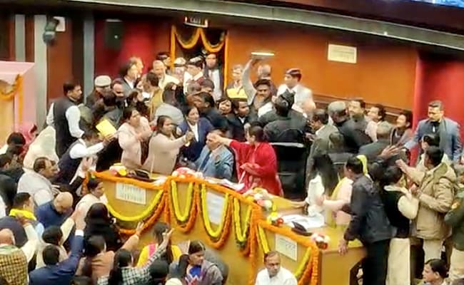 आप-भाजपा पार्षदों के बीच हंगामा,सदन की कार्यवाही स्थगित 