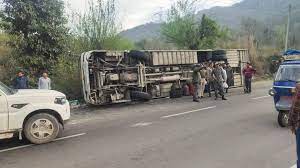 एनएच पर पलटी बस, युवती की मौत