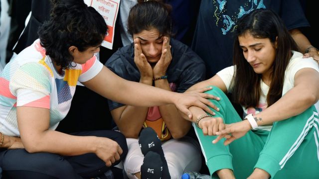 महिला पहलवान मुझसे लिपटी थी-मैं नहीं लिपटा : बृजभूषण 