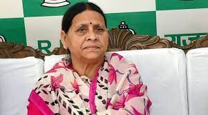 ED दफ्तर पहुंची राबड़ी देवी, नौकरी के बदले जमीन का मामला 