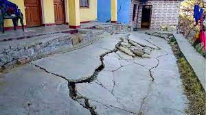 जोशीमठ में ख़तरा बरक़रार, डर से सहमे लोग