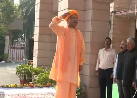 सीएम योगी ने किया ध्वजारोहण,धरती टुकड़ा नहीं बल्कि मां है 