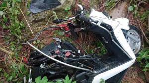 खाई में गिरी स्कूटी, एक की मौत