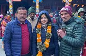 बद्री विशाल के दर्शन करने पहुंची डिम्पल यादव, आरती में भी हुईं शामिल