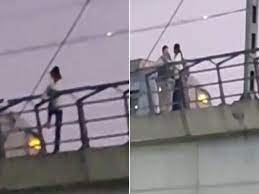 लड़की ने मेट्रो ट्रैक से कूदने की कोशिश की,वीडियो में कैद