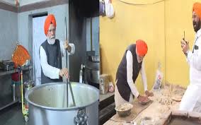 श्री हरमंदिर साहिब पहुंचे पीएम मोदी,लंगर में सेवा भी की