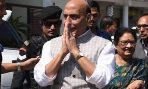 लखनऊ में राजनाथ सिंह ने परिवार के साथ किया मतदान