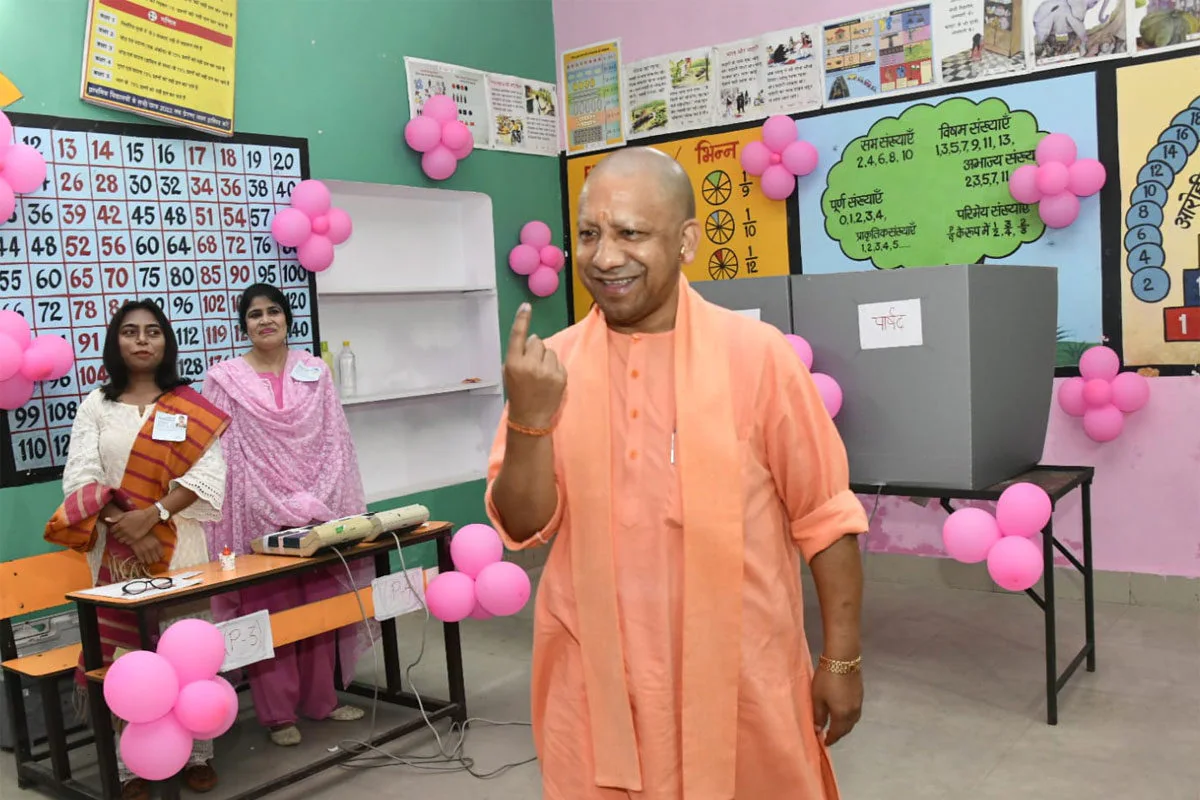 सीएम योगी ने सुबह सबसे पहले केंद्र पर पहुंचकर किया मतदान,ये की अपील